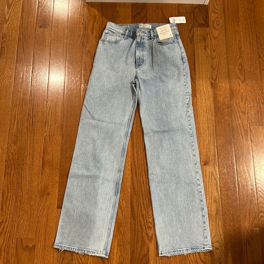 NWT - Abercrombie 90’s Relaxed fit high rise jeans - 8L